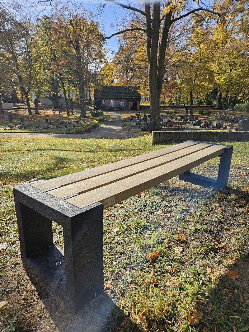 20251029 102625 Friedhofsbank